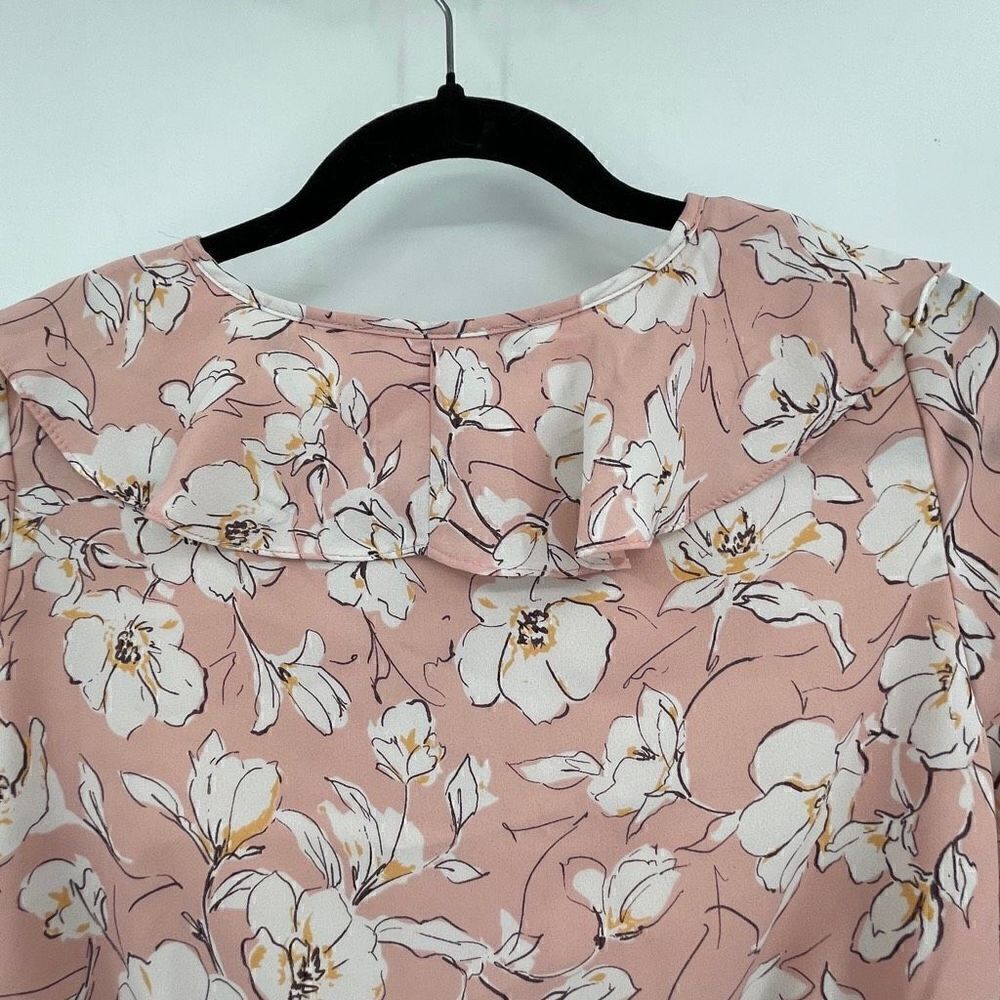 ASTR The Label Blush Ivory Deep V-Neck Floral Ruffle Blouse Size XS - Picture 7 of 7